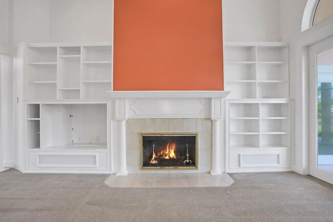 Building Photo - 3/2.5 in Pelican Bay