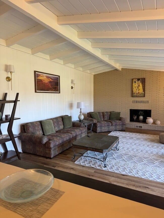 Foto del edificio - Beautifully Furnished and Recently Painted, Corner Lot Home Features a Fenced Backyard with an In...