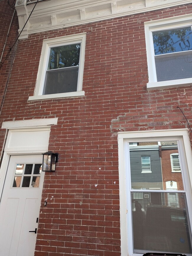 Building Photo - 614 W 8th St