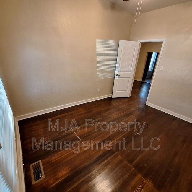 Building Photo - 1043 S 200 W