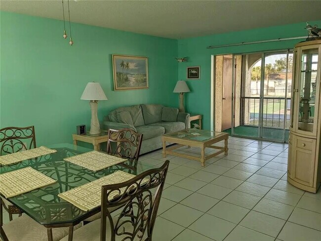 GRAN ÁREA DE ESTAR ABIERTA - 7701 Starkey Rd
