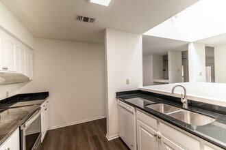 Building Photo - 1507 Wimbledon Dr