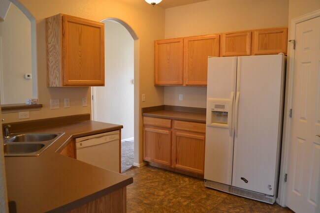 Foto del edificio - 4 Bedroom Home w/ a 3 Car Tandem Garage!