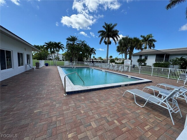 Foto del edificio - 5455 Peppertree Dr