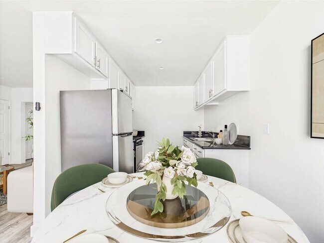 Foto del edificio - 13060 Burbank Blvd. Apartments