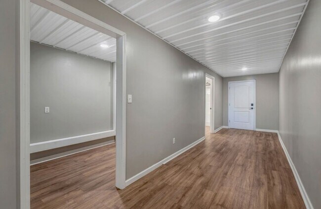 Foto del edificio - 5440 Eugene Kennedy Ln