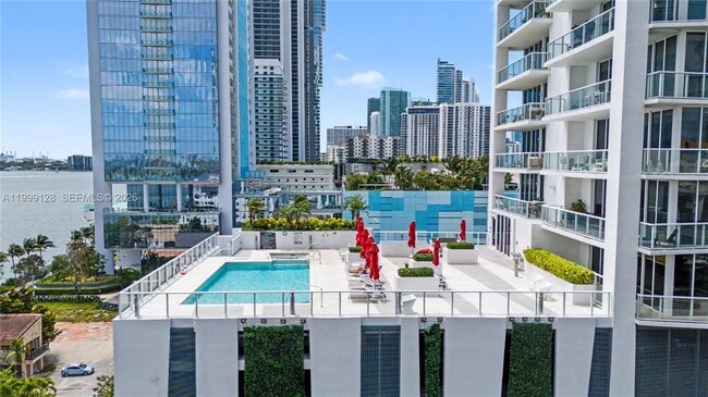 Foto del edificio - 601 NE 27th St