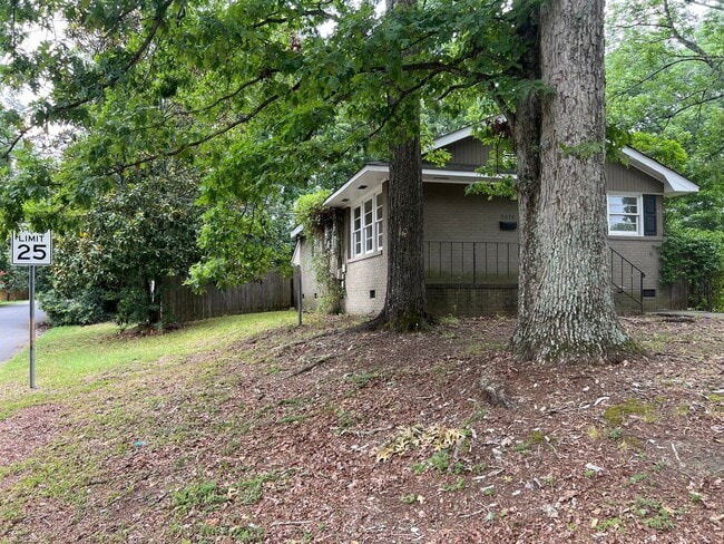 Building Photo - Cozy 2 Bedroom Minutes From Downtown
