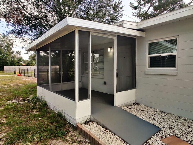 Building Photo - 5500 Balboa Dr
