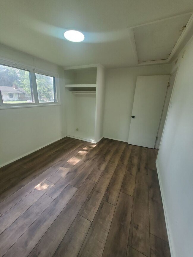 Building Photo - 2 Bedroom Single Family