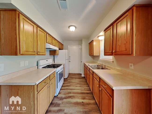 Building Photo - 3451 Pebbleshores Dr