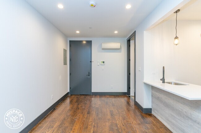 Building Photo - 1176 Park Pl