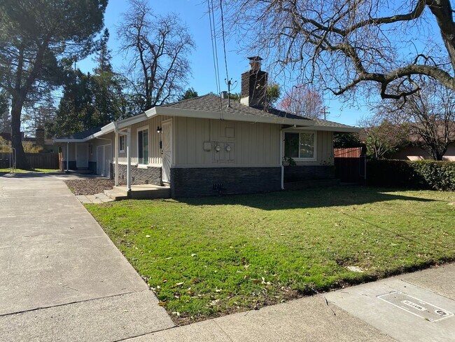 Foto del edificio - Inviting Duplex Just 5 Minutes from Sac State