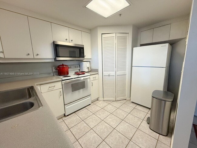 Building Photo - 701 Brickell Key Blvd