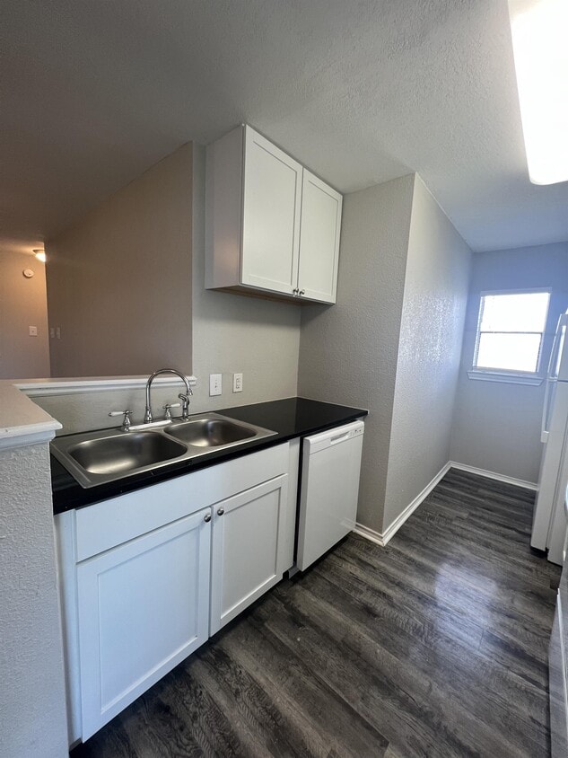 146 W Lake Dr, Rockport, TX 78382 Townhome Rentals in Rockport TX