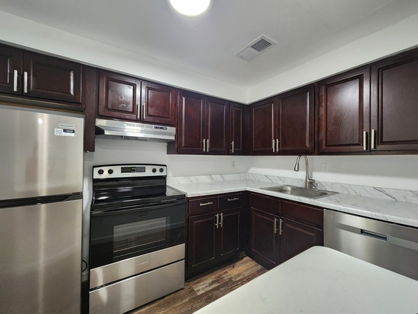 Kitchen-Classic - Creekview Terrace Apartments