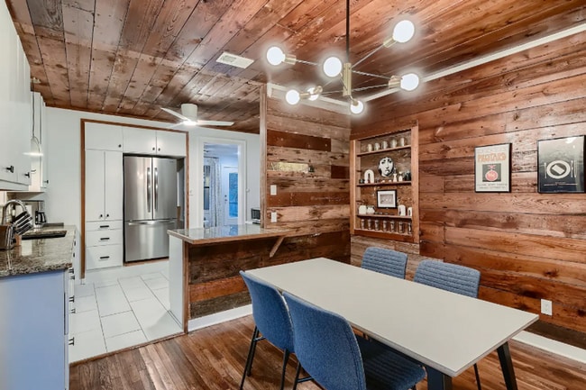 Building Photo - Charming bungalow in East Austin