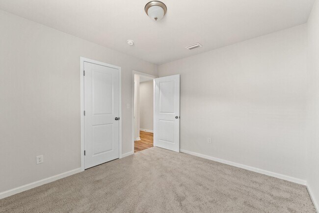 Foto del edificio - 434 Whispering Creek Ave