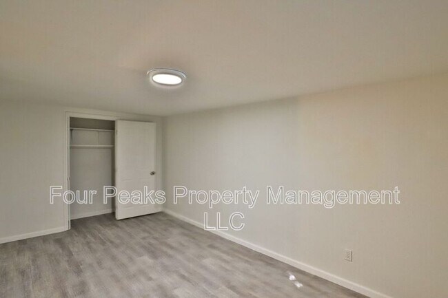 Foto del edificio - 102 E Hatcher Rd