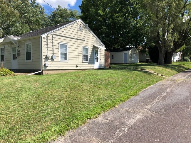 1 1/2 stall detached garage with opener - 700 E Seneca Pl