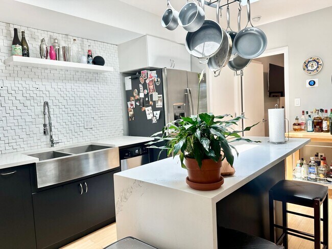 Foto del edificio - 2 Bedroom with Parking and Pets Welcome!