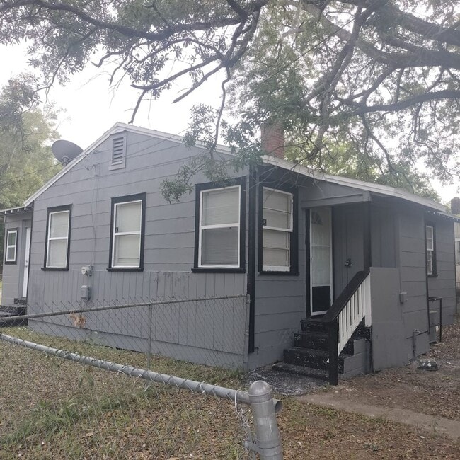 Building Photo - Fully Renovated 3/1 Single Family Ready for Move In!