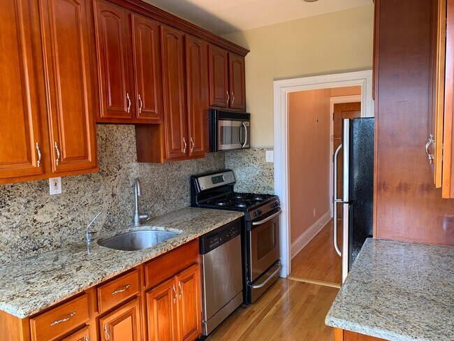 Kitchen - 7427 Boulevard E