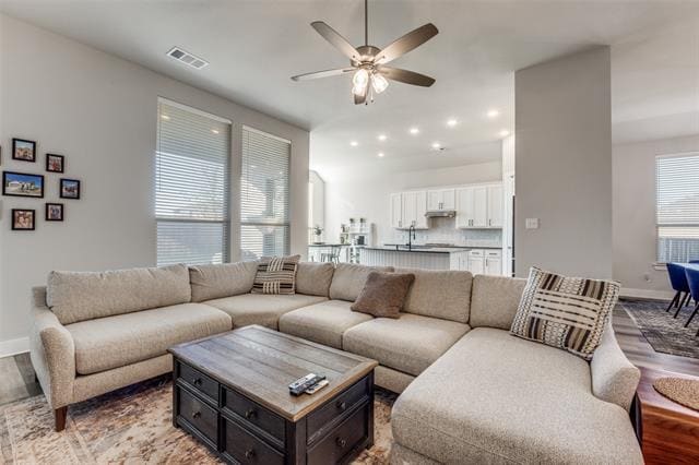 Foto del edificio - 817 Markham Dr