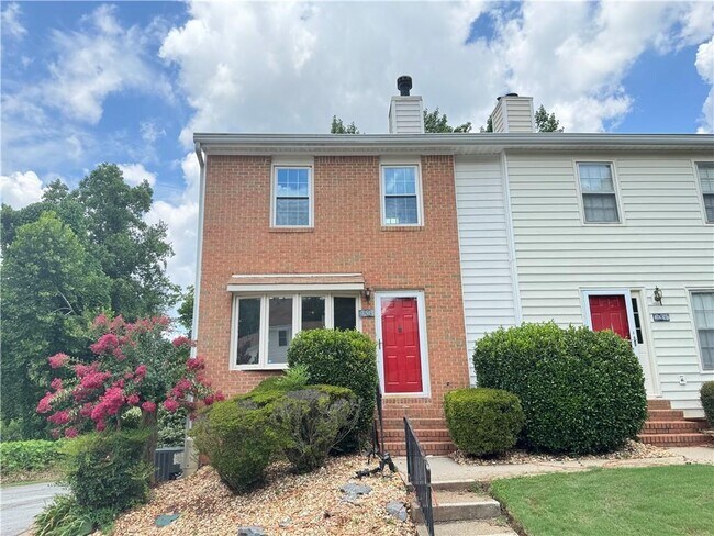 Foto del edificio - 153 Holcomb Ferry Rd