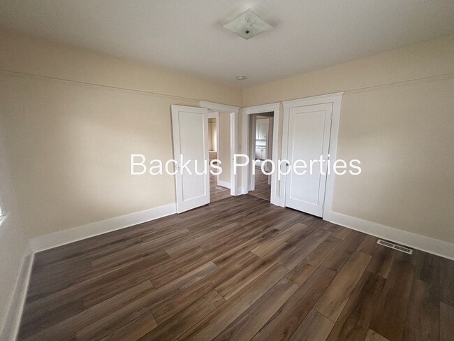 Building Photo - Three bedroom cottage less tha two blocks ...