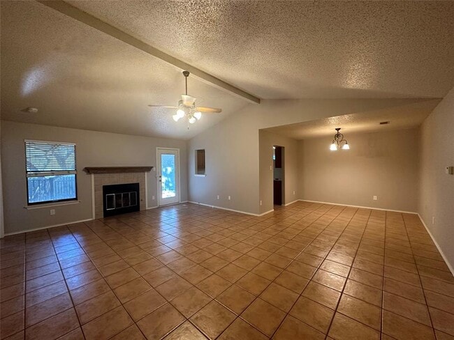 Foto del edificio - 6811 Luckenbach Ln