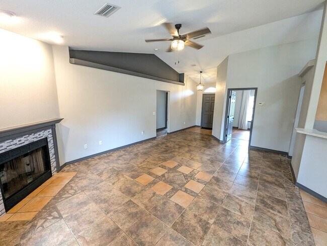 Building Photo - 1909 Sunrise Dr