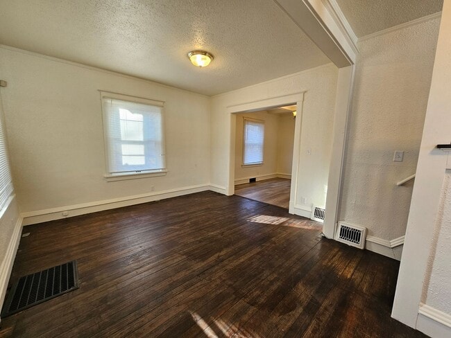 Building Photo - Super cute SE 2 bedroom 1 bath with many u...