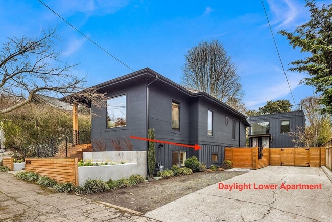 Building Photo - 4408 Thackeray Pl NE