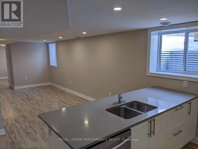 Photo du bâtiment - 5281 Hillcrest Dr