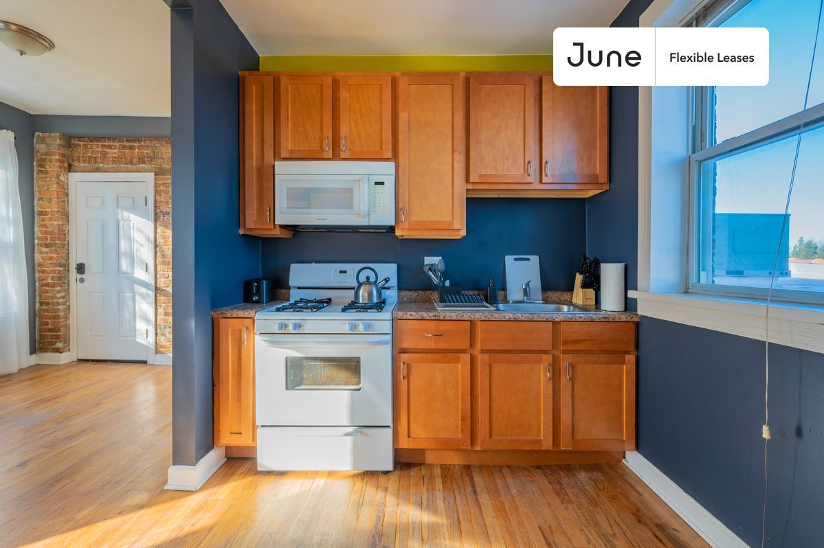 Foto principal - 2360 West Dickens Avenue
