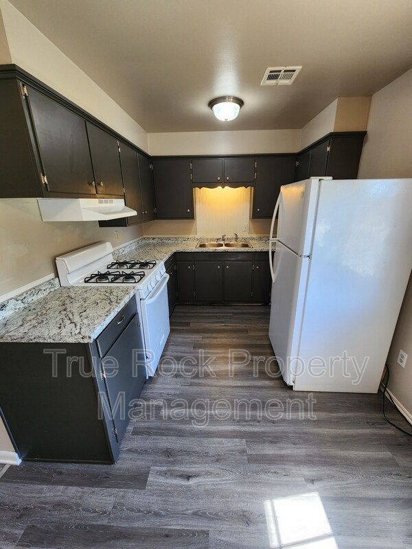 Building Photo - 933 Crestview Ave
