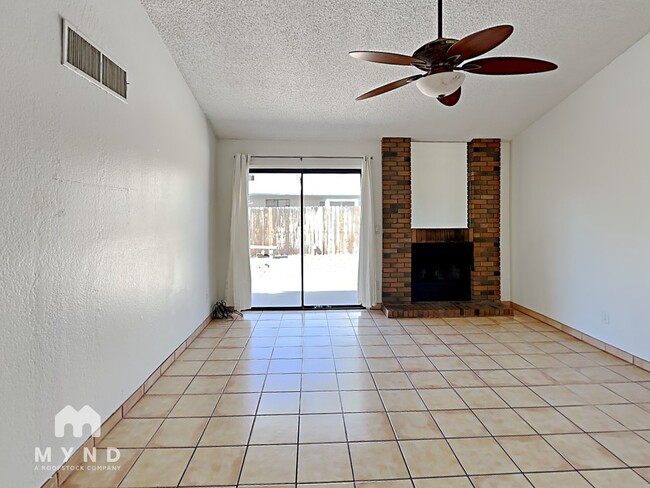 Foto del edificio - 7841 N Viewpointe Cir