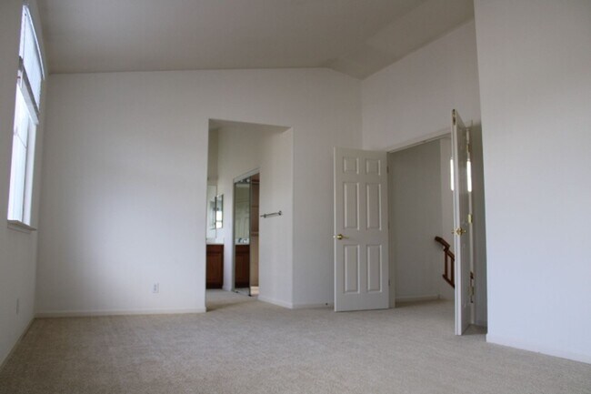 Building Photo - 524 Rosewood Ln