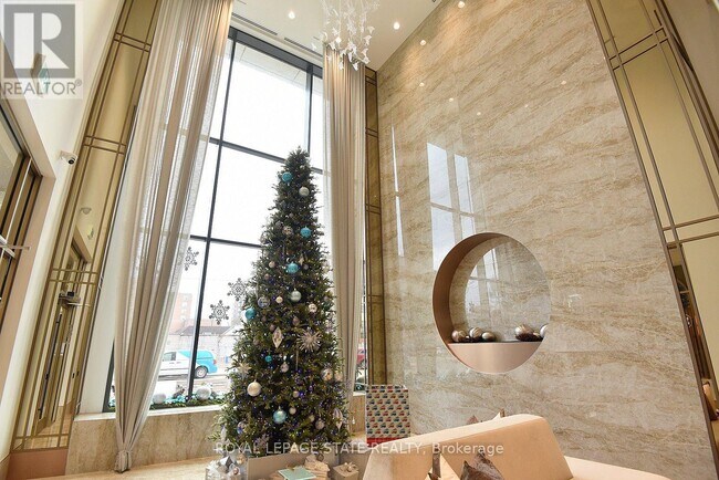 Building Photo - 2007 James St