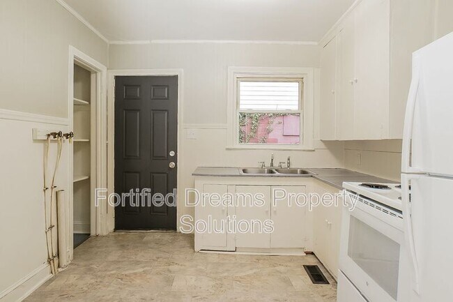 Foto del edificio - 421 E Twenty-Fourth St