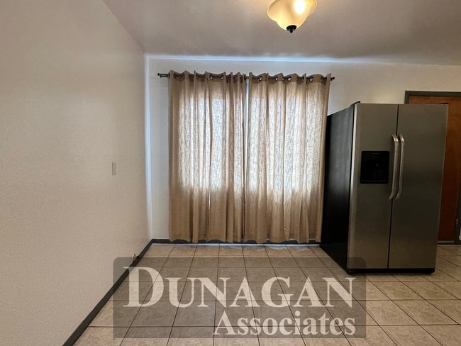 Foto del edificio - Spacious Pet Friendly, 3 bed/1 bath with Den.