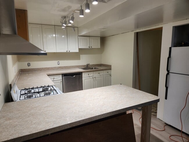 Kitchen with breakfast bar - 1167 El Paso Ct