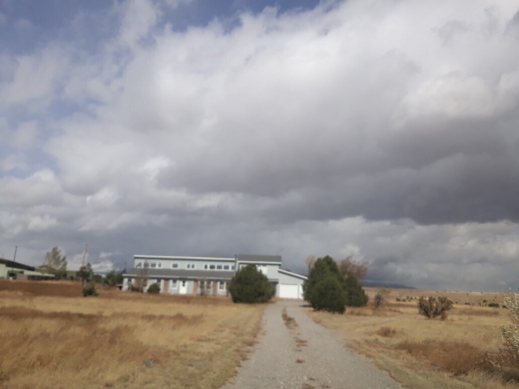 Foto principal - 4 Bedroom, 2 Bathroom Home in Edgewood, NM