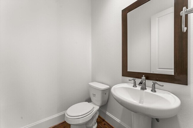 Foto del edificio - 2202 Lakeshore Edge Dr