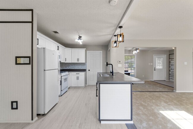 Building Photo - 3402 Andrew Dr