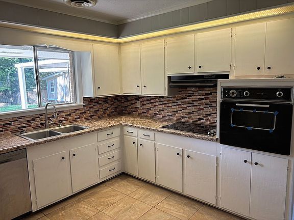 Building Photo - 640 Briarwood Dr
