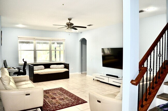 Building Photo - Spacious 5BR House in Tampa - Lawn Mainten...