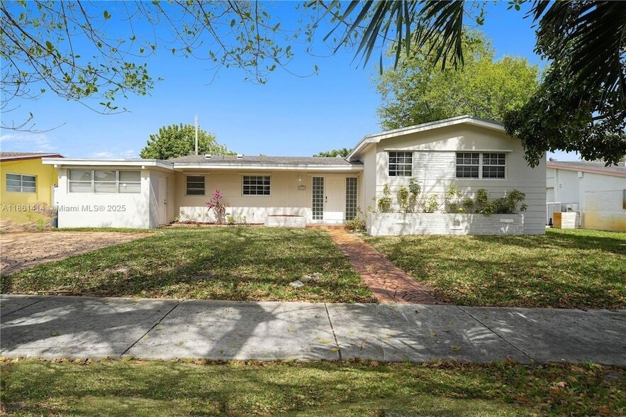 Foto principal - 1081 NE 179th St