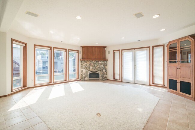 Building Photo - Enjoy Columbia River & McGuire Island view...